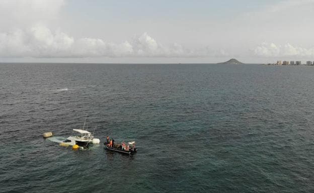 Vídeo Tratan de remolcar un barco recreativo encallado en La Manga